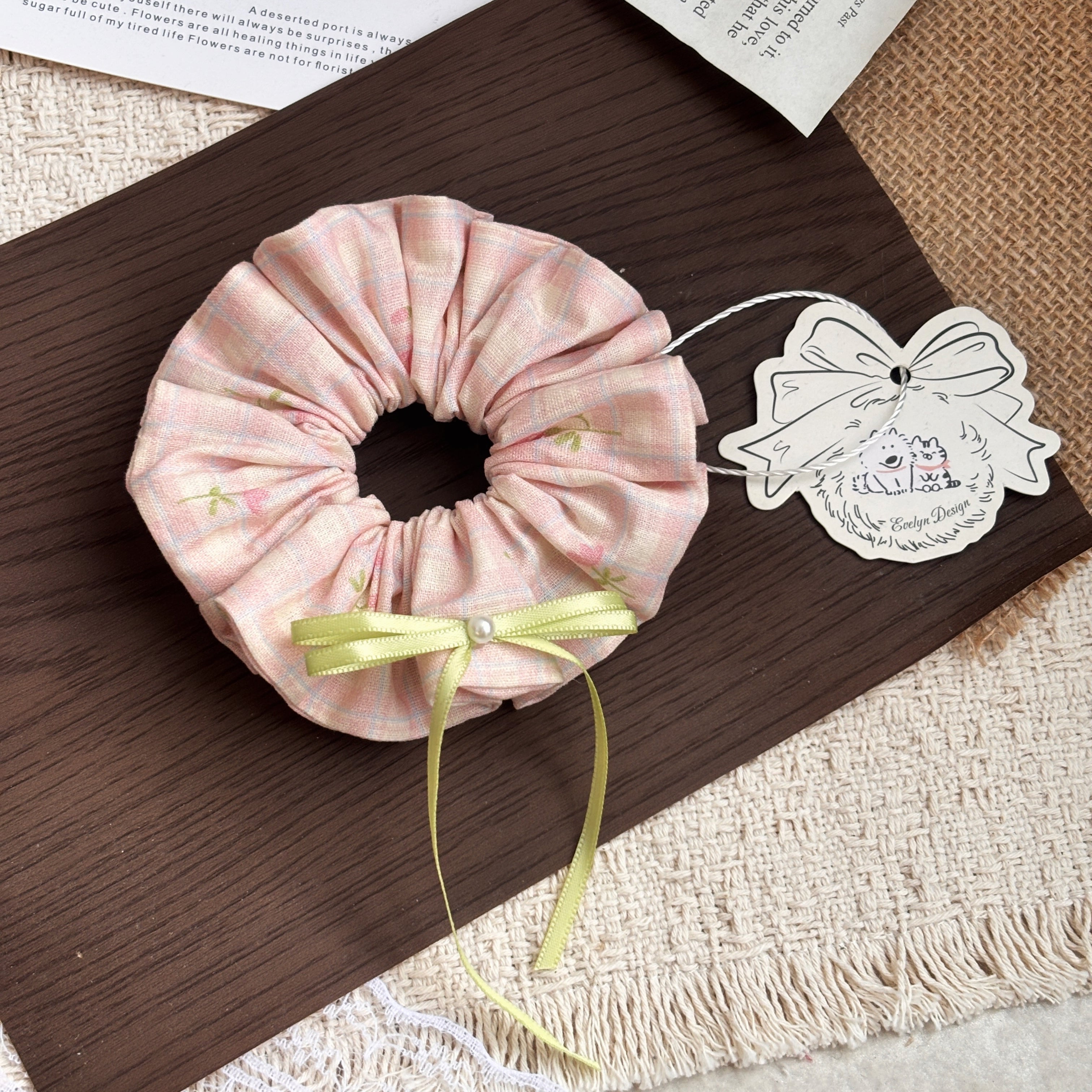 Chouchou Nœud Polyvalent à Carreaux Roses Fait Main pour le Printemps