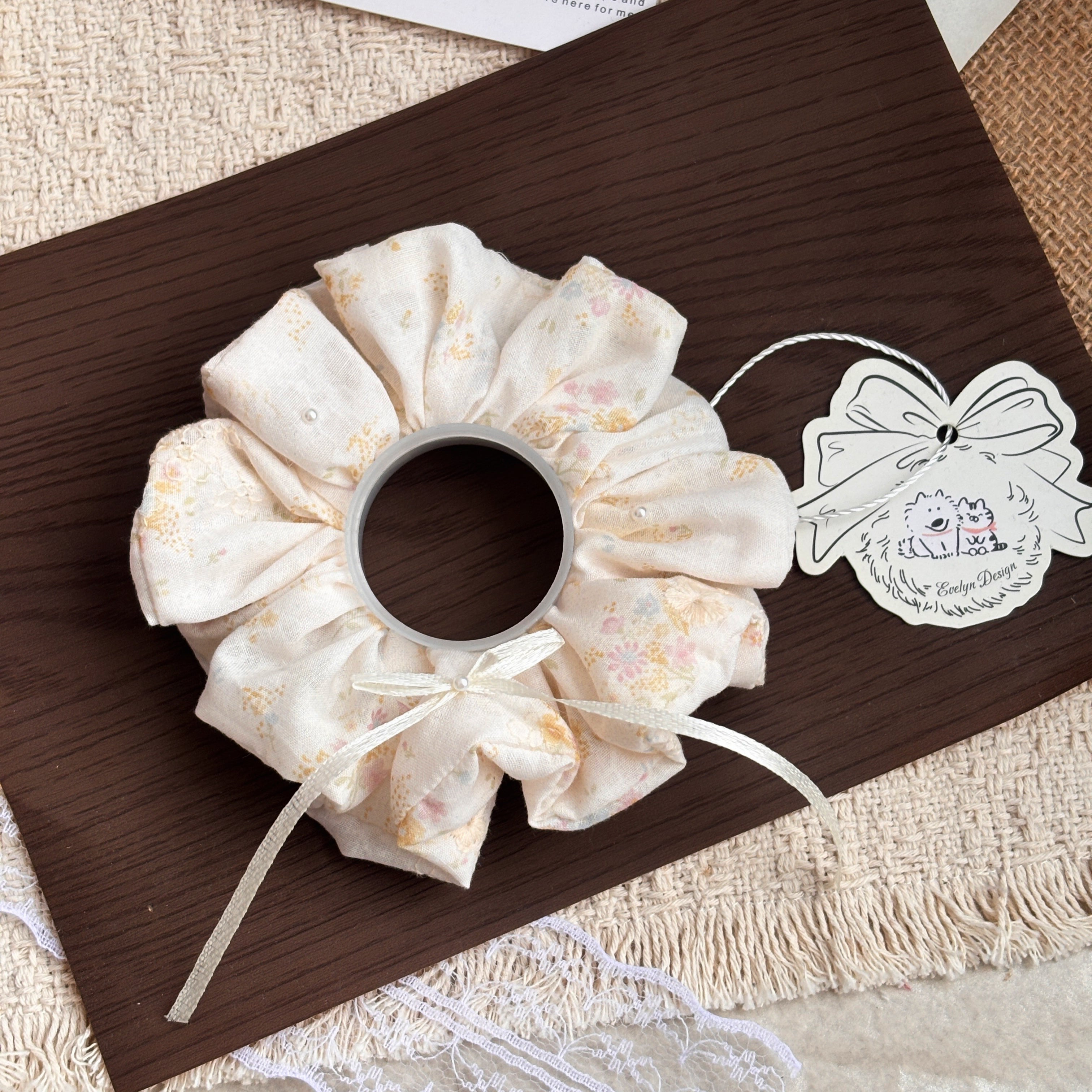 Chouchou polyvalent en jacquard floral beige fait main